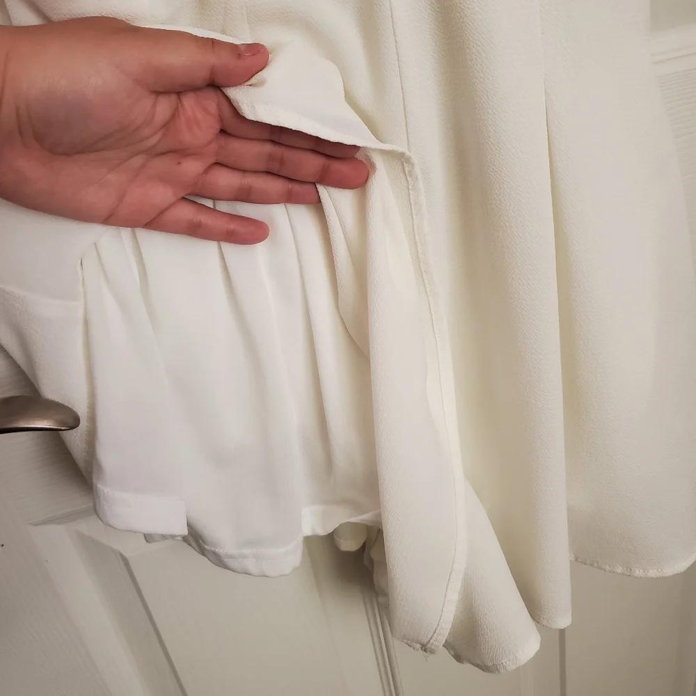 NWOT Vestique Cross Back Flowy Ruffle White Romper - Picture 5 of 7